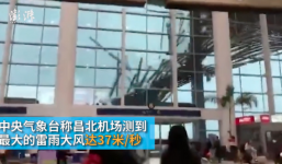 Trời chuyển mưa lớn và gió giật mạnh, hành khách kinh hãi khi thấy phần mái sân bay sập đổ ngay trước mắt