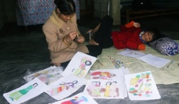 Cô gái khuyết tật ở Huế vẽ tranh bằng chân và lời nói dối đẫm nước mắt của người mẹ