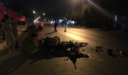 2 xe máy đấu đầu trong đêm, 4 người nguy kịch