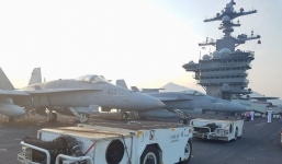 Dàn máy bay 'khủng' trên tàu sân bay Mỹ USS Carl Vinson ở Đà Nẵng: Có treo vũ khí không?