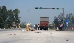 Ôtô tải kéo xe máy 30 m, hai anh em ruột tử vong thương tâm