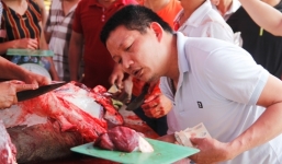 Chen chúc mua thịt 'ông trâu' với giá cắt cổ để lấy may