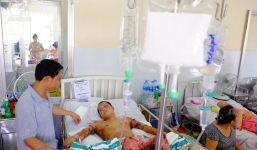 Thương cha không đủ sức khỏe, cậu bé 16 tuổi hai lần lóc da cứu anh ruột bị lửa dầu thiêu sống