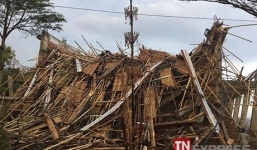 Lốc xoáy kéo sập mái thờ đang xây và tốc mái 4 phòng học ở Kon Tum