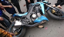 Xe phân khối lớn Kawasaki Z1000 va chạm khi đang lưu thông khiến 3 người bị thương