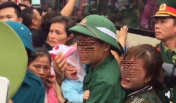 Vợ trẻ bế con thơ khóc nức nở tiễn chồng tòng quân nhập ngũ