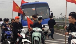 Hàng chục 'quái xế' dàn hàng chặn xe chở các tân binh lên đường tòng quân