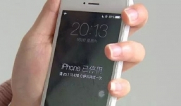 Một người mẹ bất ngờ nhận thông báo máy bị khóa 48 năm sau khi cho con nghịch điện thoại