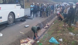 Bị xe giường nằm tông, hai vợ chồng văng xuống mương nước tử vong