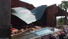 Lốc xoáy, mưa đá càn quét khiến hàng trăm ngôi nhà tốc mái