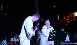 Nữ binh sĩ tàu sân bay Mỹ hát 'Nối vòng tay lớn' ở cầu Rồng xôn xao MXH