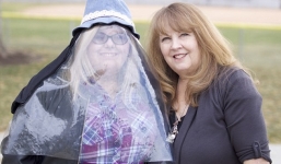 Cô gái 22 tuổi bị xem là 'ma cà rồng' đời thực, ra ngoài với bộ dạng kì quặc và sự thật đằng sau khiến ai cũng xót xa