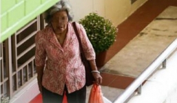 Mẹ già mỗi ngày đi xe buýt mang đồ ăn cho con gái góa chồng và thái độ của cô khiến mọi người phẫn nộ