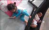 Hình ảnh chị vừa hát vừa đưa võng ru em đáng yêu đến mức mẹ nào cũng muốn có một cô con gái