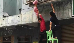 Bé gái 3 tuổi bị kẹt đầu ở song sắt ban công, toàn thân lơ lửng giữa không trung