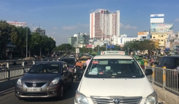 3 ô tô va chạm liên hoàn, cặp vợ chồng cùng 2 con nhỏ kêu cứu trong taxi