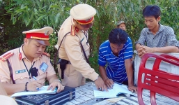 Bị CSGT xử phạt, tài xế xe khách giật lấy giấy tờ rồi bỏ chạy