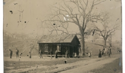 Bỏ 2 USD để mua ảnh cũ, người đàn ông bất ngờ nhận được cả gia tài khổng lồ