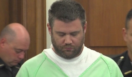 Bàng hoàng phát hiện thi thể bé gái trong cũi sau khi ngửi thấy mùi lạ 