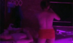 Bắt quả tang nữ tiếp viên 20 tuổi kích dục cho khách Tây ở Sài Gòn