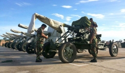 Mỹ vừa cắt viện trợ, Campuchia nhận ngay hàng chục tấn vũ khí từ Trung Quốc?