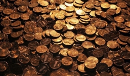 45 năm nhặt xu đánh rơi, góp từng đồng lẻ, cụ ông khiến cho ngân hàng ngỡ ngàng với 'gia tài' ông đang sở hữu