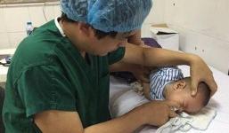 Quyết không dùng kháng sinh, mẹ khiến con viêm tai giữa nặng vì tự chữa bằng thảo dược