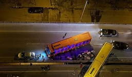 Hà Nội: Xe khách đâm bay dải phân cách đường vành đai 3, hành khách hoảng loạn