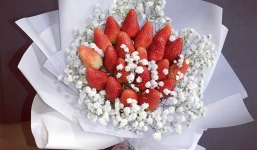 Dâu tây, bắp cải thành bó hoa bạc triệu tặng bạn gái dip 8/3