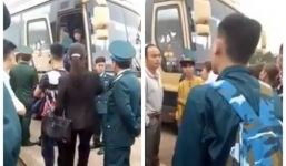 Nam thanh niên lên xe đi nhập ngũ, người thân kéo xuống chống đối