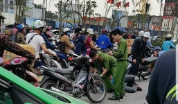 Lạng lách đánh võng vào giờ cao điểm, tài xế xe khách hành hung luôn công an