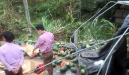 Tuyên Quang: Xe ô tô chở dưa hấu bị lật, phụ xe tử vong thương tâm