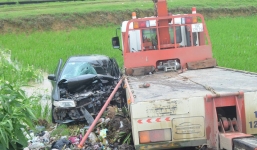 'Xế hộp' nát bét sau va chạm với xe cứu hộ, 7 người thương vong