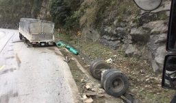 Hy hữu: Xe tải đang đi thì rụng mất 4 bánh trên đỉnh đèo ở Cao Bằng