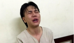 Châu Việt Cường ôm vợ khóc nức nở tại đồn công an