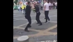 2 người đàn ông đánh bảo vệ vì không cho xe ô tô vào phố đi bộ