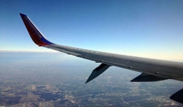 Máy bay hạ cánh khẩn cấp vì hành khách đánh tiếp viên 