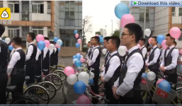 Nam sinh 'trường người ta' khiến bao cô nàng ghen tị: Thuê xe đạp, cột bóng bay đèo các bạn nữ nhân ngày 'Con gái' 7/3