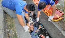 Thấy người đàn ông chết đuối dưới cống, người dân gọi cảnh sát tới vớt lên thì phát hiện sự thật bất ngờ