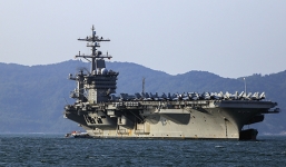 Sóng lớn, siêu tàu sân bay Mỹ hủy tour tham quan