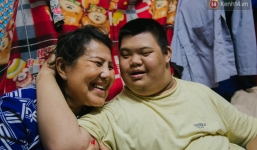 Chuyện má con thằng khờ bán hàng rong ở phố đi bộ Sài Gòn: 19 năm một mình đi tìm nụ cười cho con