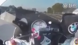 Nam thanh niên liều mạng phóng môtô 300 km/h tương đương tàu cao tốc