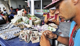 Người dân Venezuela dùng cả đống tiền làm giấy gấp thủ công