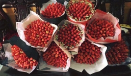 Đặt mua hoa dâu tây trên mạng, cô gái mếu máo khi nhận hàng: 'Bó này mà tặng mẹ người yêu khéo chia tay!'