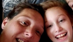 Con gái 10 tuổi đột ngột qua đời, mẹ không làm lễ tang mà để 2 đứa em chơi với xác chết của chị