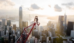 Cặp đôi khiến nhiều người yếu tim 'rụng rời' vì sở thích chụp ảnh selfie trên các tòa nhà cao tầng