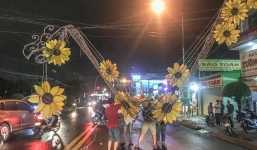 Khung đèn trang trí năm mới đổ sập xuống đường sau cơn mưa, nhiều người hoảng hốt