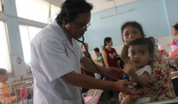 Bé trai 20 tháng tuổi ngã vỡ sọ não vì leo gác lấy điện thoại cho bà