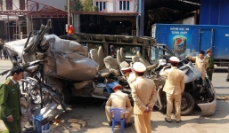 Xe chở khách du lịch đi Mộc Châu đâm đuôi xe tải, 4 người thương vong