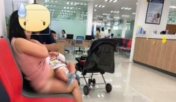 Hình ảnh bà mẹ kéo váy cho con bú ngay nơi công cộng, để lộ cả nội y gây nhiều tranh cãi